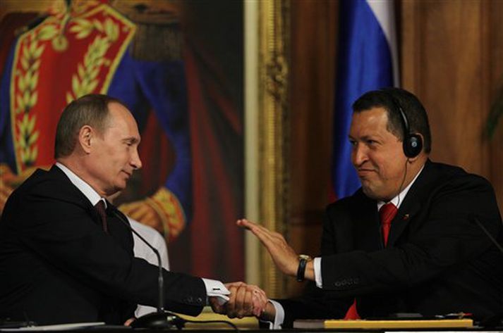 Pútín og Chavez á góðri stundu í Caracas.