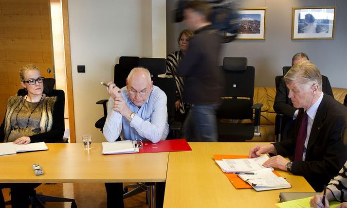 Hjá ríkissáttasemjara í gær. Guðmundur H. Guðmundsson, varaformaður samninganefndar ríkisins, rýnir í tölurnar í rauðu möppunni, og Magnús Pétursson ríkissáttasemjari (lengst til hægri) undirbýr fundinn. 
