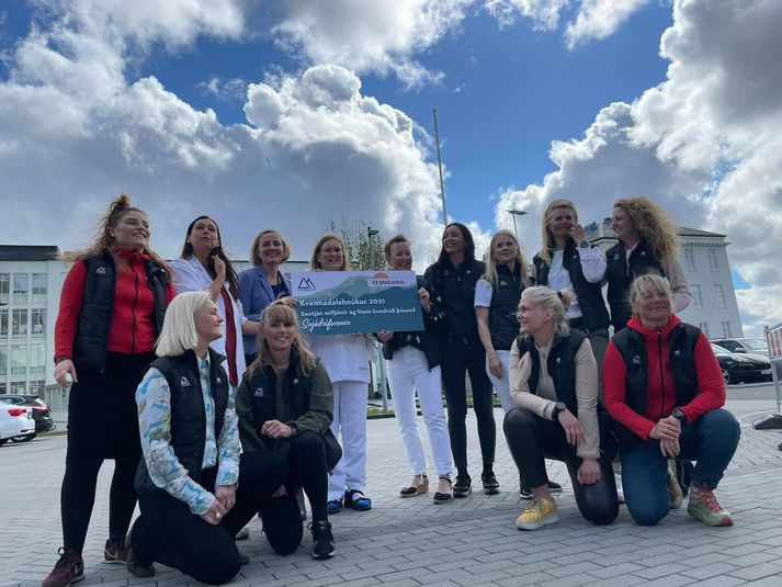 Snjódrífurnar sem standa að baki Lífskrafti afhentu Landspítalanum í dag söfnunarféið frá göngunni upp á Kvennadalshnúk. Á myndinni eru Snjódrífurnar ásamt Vigdísi Hallgrímsdóttur forstöðumanni krabbameinsdeildar, Signýu Völu Sveinsdóttur yfirlæknir blóðlækninga og Rögnu Gústafsdóttur deildarstjóra blóð- og krabbameinslækningadeildar Landsspítalans.