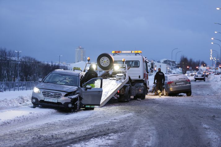 Reiknað er með því að opnað verði fyrir umferð á Bústaðavegi fljótlega. Myndin er frá vettvangi um klukkan 9:15 í morgun.