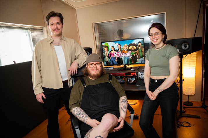 Deadgroove Games var valið vinsælasta teymið í Gullegginu 2026 en félagið þróar nú tölvuleik sem heitir Replay! The Musical. Á mynd fv. Viktor Ingi Guðmundsson, Adam Murtomaa og Brimrún Birta Friðþjófsdóttir, þau þrjú eru meðal eigenda og mynda saman stjórn félagsins.