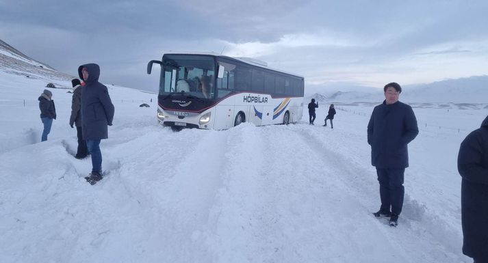 Mjög mikill snjór er á vegum og lítið dugar að moka vegna skafrennings.