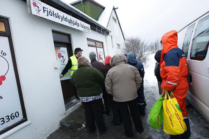 Um þrjú hundruð fjölskyldur sóttu jólamatinn til Fjölskylduhjálpar Íslands í gær. 