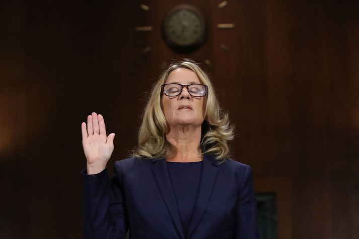 Christine Blasey Ford sór eið um sannsögli þegar hún kom fyrir þingnefnd í september.