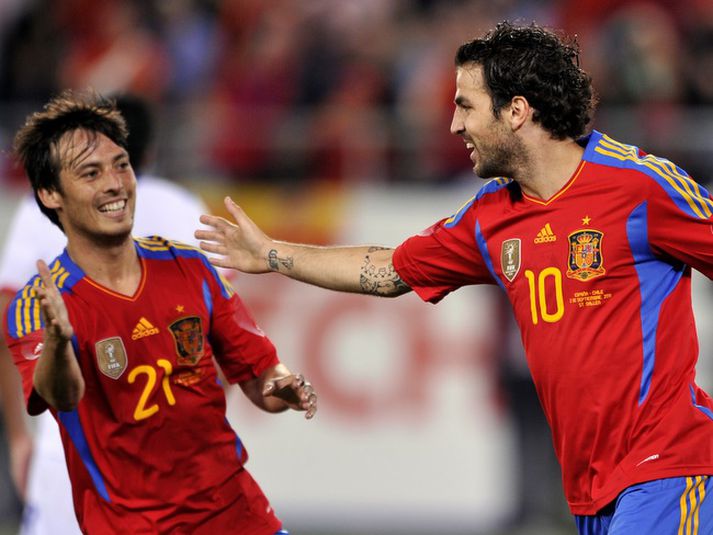 Cesc Fabregas fagnar hér öðru marki sínu í kvöld.
