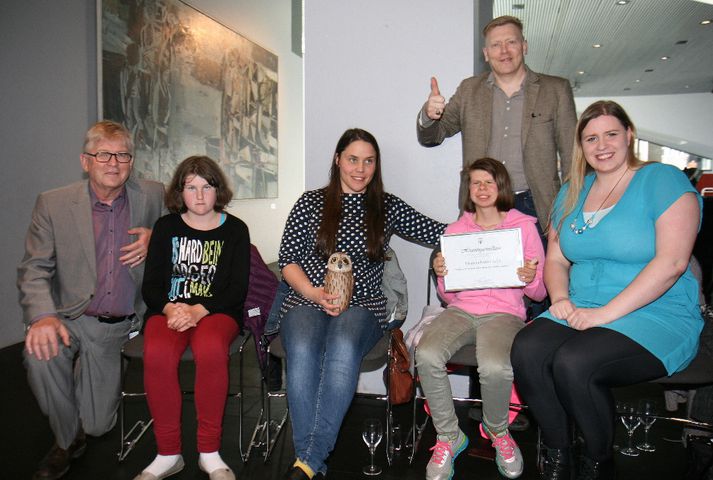 Jón Gnarr ásamt starfsfólki og unglingum í félagsmiðstöðinni Öskju.