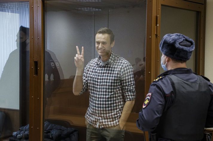 Alexei Navalní í dómsal í dag.