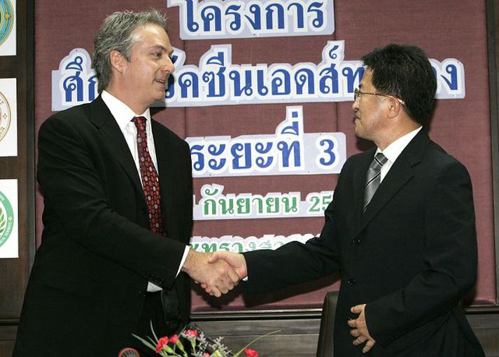 Þeir Eric John, sendiherra Bandaríkjanna í Taílandi, og Witthaya Kaewparrdai, heilbrigðisráðherra Taílands, kynntu niðurstöður tilraunarinnar á blaðamannafundi í Bangkok.Nordicphotos/AFP