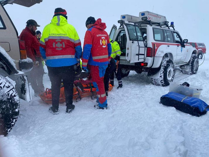 Sjúkraflutningamenn fóru með björgunarsveitum á jeppum á jökulinn.