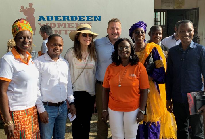 Utanríkisráðherra og forstöðumenn kvennamiðstöðvarinnar í Freetown.