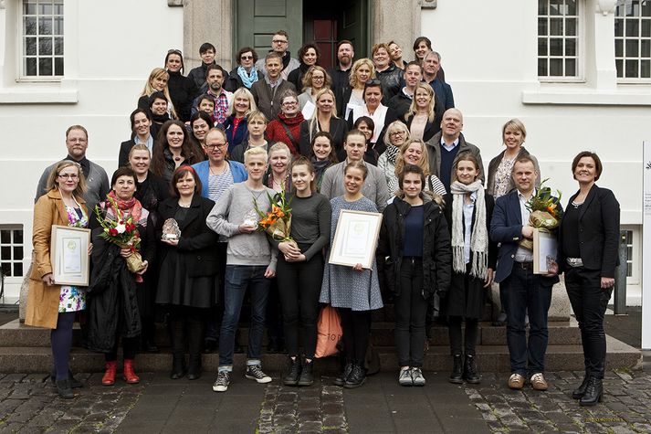 Verðlaunahafar vIð Safnahúsið við Hverfisgötu í gær.