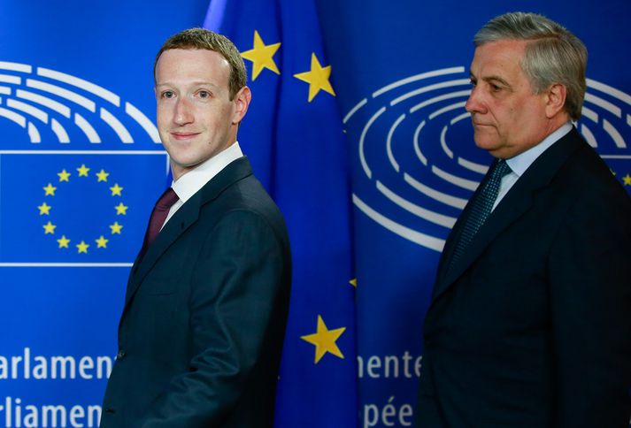 Antonio Tajani, forseti Evrópuþingsins, virðir Zuckerberg fyrir sér. Tajani segir að Zuckerberg hafi ekki beðið um hið umdeilda fyrirkomulag fundarins.