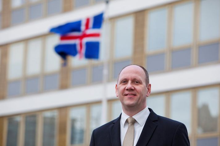 Jón Lárusson segir að honum líði eins og hann sé á þríhjóli á meðan aðrir frambjóðendur aki um á kappakstursbílum.