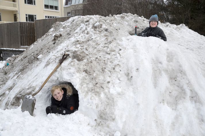 Gunnar Dagur er niðri og Ísak Einir  uppi. Þeir segja heitt og notalegt í húsinu. 