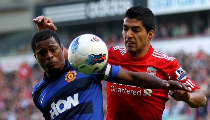 Patrice Evra og Luis Suarez í baráttu um boltann.