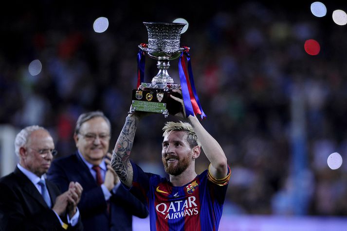 Lionel Messi með Ofurbikarinn sem Barcelona vann í fyrra.