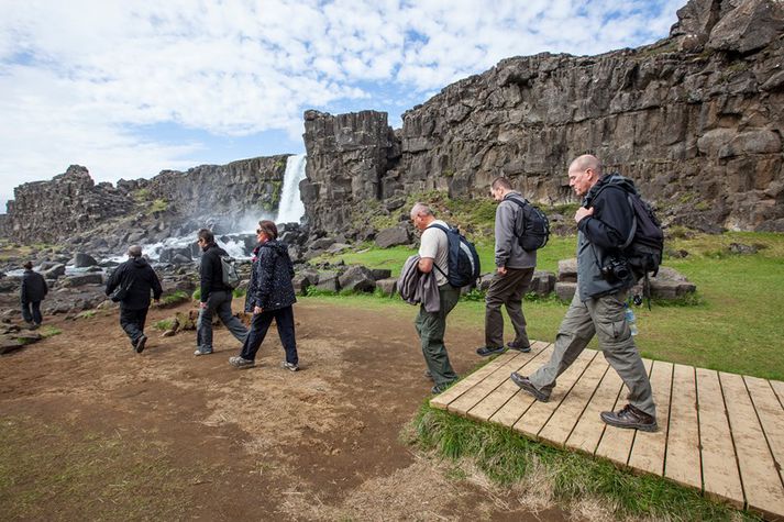 Ferðamenn munu þurfa að greiða fyrir bílastæði á Þingvöllum á komandi misserum.