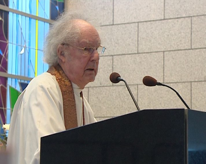 Sigurbjörn Einarsson, biskup, predikar.