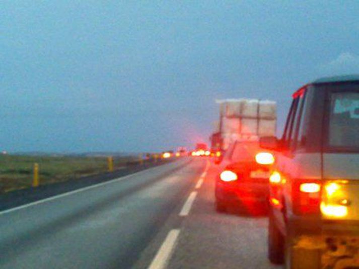 Töluvert umferðaröngþveiti myndaðist á meðan unnið var á slysstað.