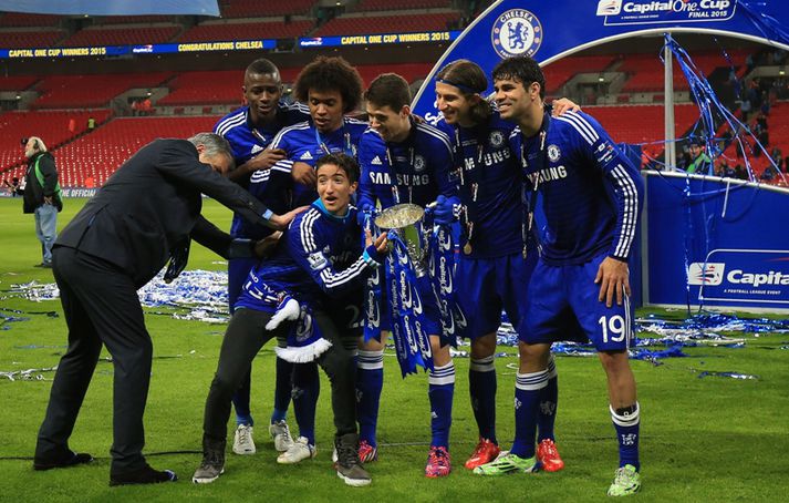 Mourinho yngri fagnar hér með pabba sínum og leikmönnum félagsins er Chelsea vann deildabikarinn.