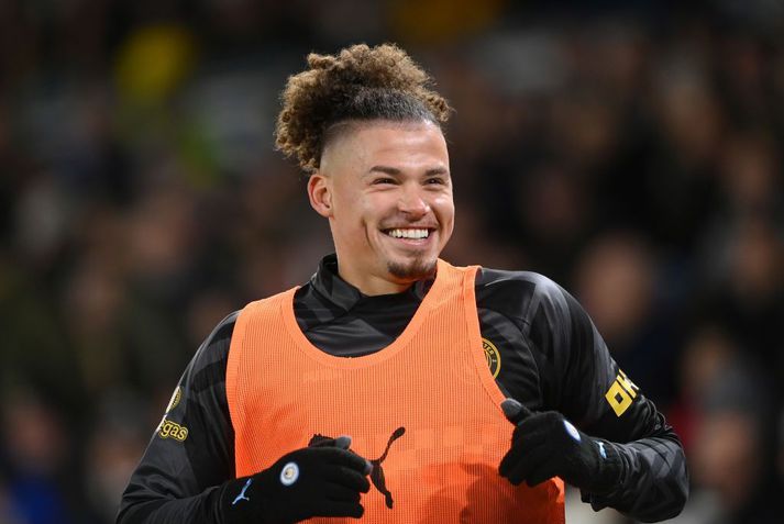 Kalvin Phillips hlær að söngvum stuðningsmanna Leeds.