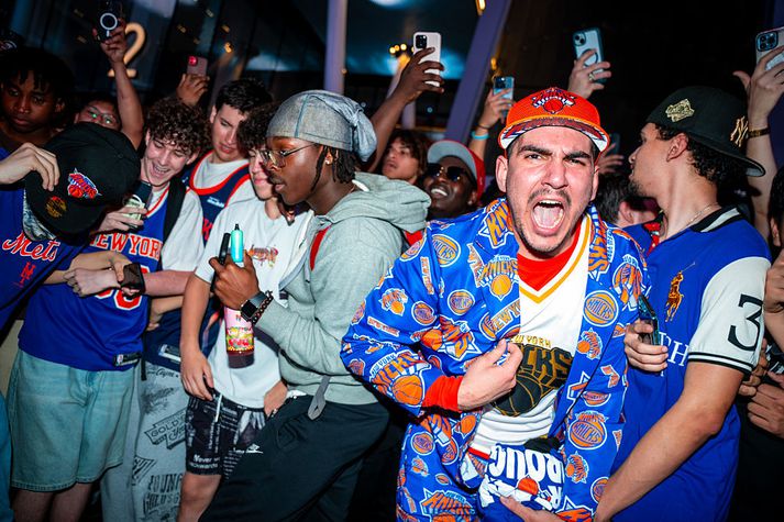 Íbúar New York hafa beðið lengi eftir gleðistundinni sem varð í gærkvöld þegar Knicks komust loksins aftur í úrslit austurdeildarinnar.