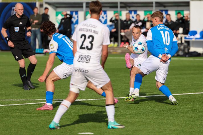 Aron Bjarnason skrúfar boltann í fjærhornið til að koma Blikum í 2-0.