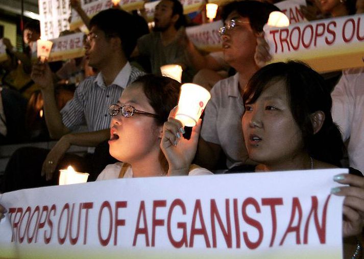 Hópur fólks kom saman í Seúl í gær til að krefjast þess að suðurkóreskir hermenn verði kallaðir heim frá Afganistan.
fréttablaðið/AFP