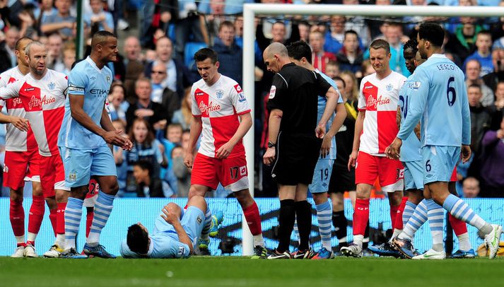 Joey Barton lætur Sergio Aguero heyra það.
