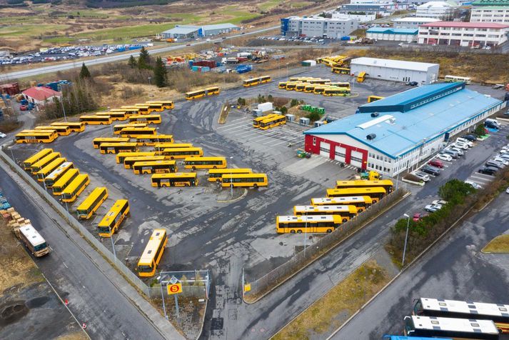 Framhurð strætisvagna á höfuðborgarsvæðinu verður enn lokuð og farþegar munu áfram ganga inn um mið- eða aftari dyr vagnsins.