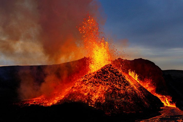 Hraunið heldur áfram að streyma í Geldingadölum. 