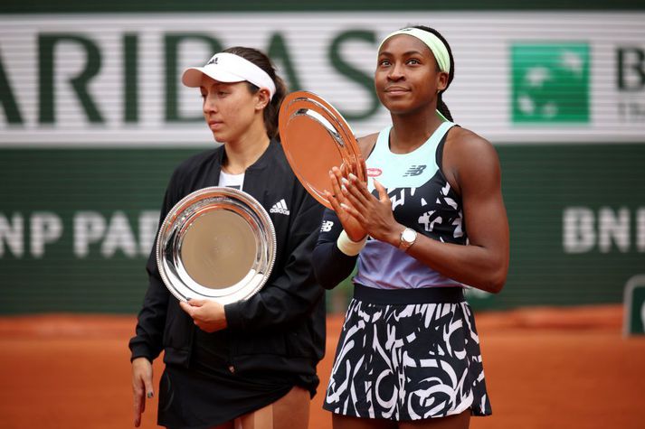 Gauff og Pegula með silfurverðlaunin eftir tap dagsins á Roland Garros-vellinum í París.