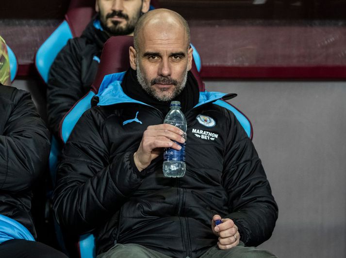 Guardiola fær sér vatnssopa.