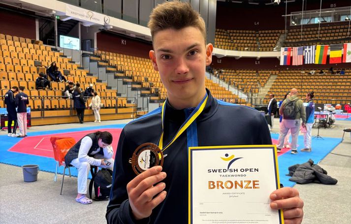 Leo Anthony Speight með bronsverðlaunin sín.