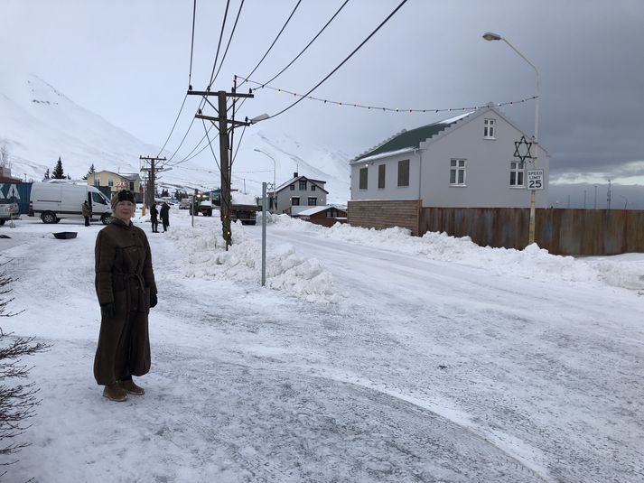 Svanfríður Jónasdóttir fyrir utan heimili sitt á Dalvík. Beint fyrir framan húsið er lögreglustöðin í Ennis, sem raunar er pósthúsið á Dalvík.