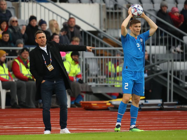 Arnar Þór Viðarsson gefur fyrirmæli gegn Albaníu á meðan Alfons Sampsted gerir sig kláran í að taka innkast.