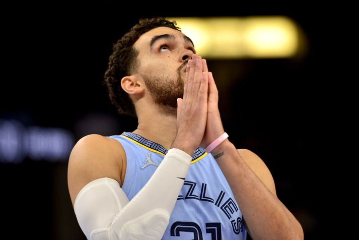 Memphis Grizzlies leikmaðurinn Tyus Jones horfir upp á stigatöfluna í þessum ótrúlega leik í nótt.