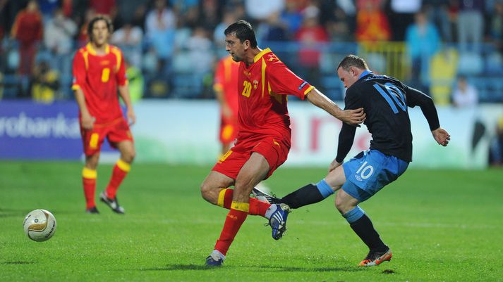 Wayne Rooney sparkar hér aftan í Miodrag Dzudovic.