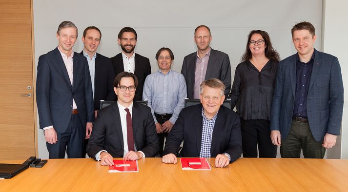 Björgólfur Jóhannsson, forstjóri Icelandair Group, og Stefán Sigurðsson, forstjóri Vodafone, skrifa hér undir samninginn.
