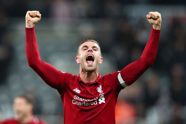 Jordan Henderson, fyrirliði Liverpool, fagnar í leikslok á St. James' Park.