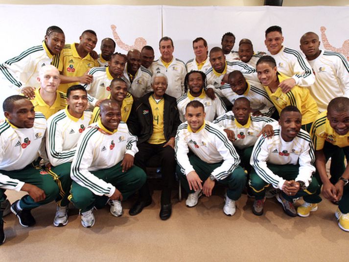 Nelson Mandela í hópi landsliðsmanna Suður-Afríku.