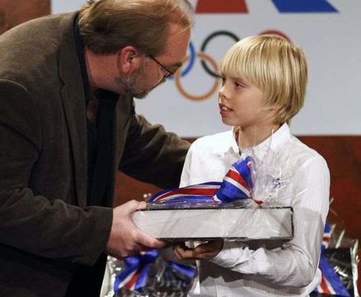Sveinn Aron tók við verðlaunum föður síns þegar Eiður Smári var kjörinn íþróttamaður ársins árið 2008.