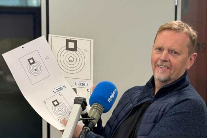 Jóhannes Frank Jóhannsson með skotblöðin sín en í þessa skotskífu þarf hann að hitta fimm sinnum af hundrað metra færi.