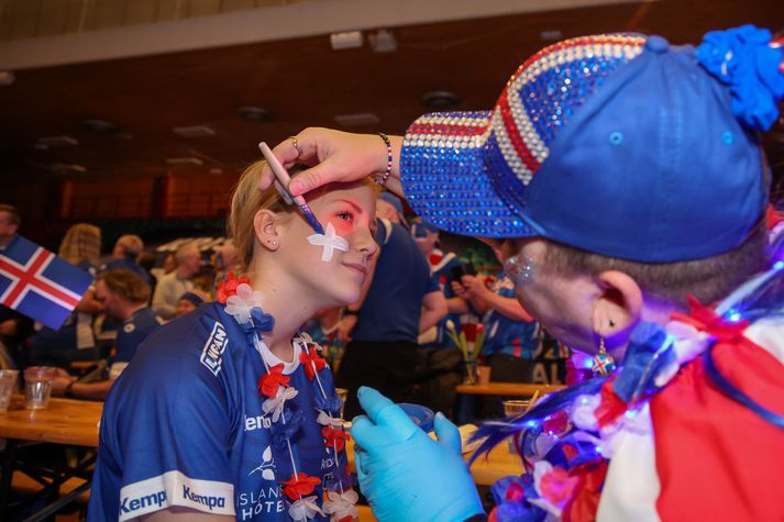 Það er boðið upp á málningu fyrir leik og margir nýta sér það eins og sjá má hér.