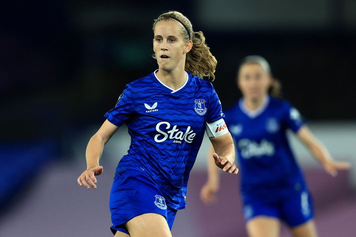 Katja Snoeijs sést hér með fyrirliðabandið í leik með Everton í ensku úrvalsdeildinni.