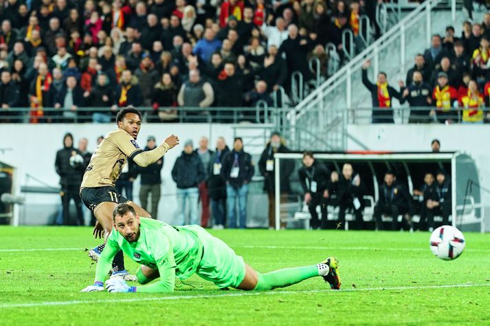 Lois Openda skorar hér framhjá Gianluigi Donnarumma í leiknum í kvöld.