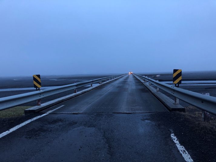 Þrír breskir ferðamenn, tveir fullorðnir og eitt barn, létu lífið þegar bílaleigubíll þeirra fór fram af brúnni og féll um sex metra niður af henni.