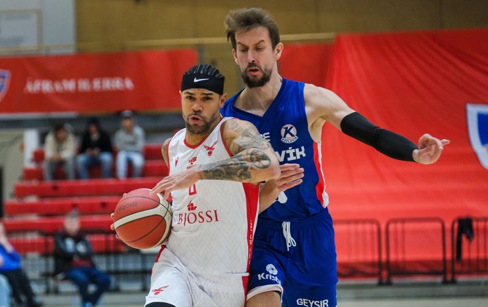 Kristófer Acox skrefinu á undan Mirza Bulic eins og Valsmenn voru gegn Keflavík í þessum leik. 