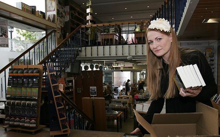 Margrét Kristín Pálsdóttir, starfsmaður Máls og menningar, handleikur hér kiljurnar. Þeim verður ef til vill öllum pakkað niður í sumar og búðinni lokað. Ekki er þó útséð með það því enn er reynt að semja. fréttablaðið/rósa