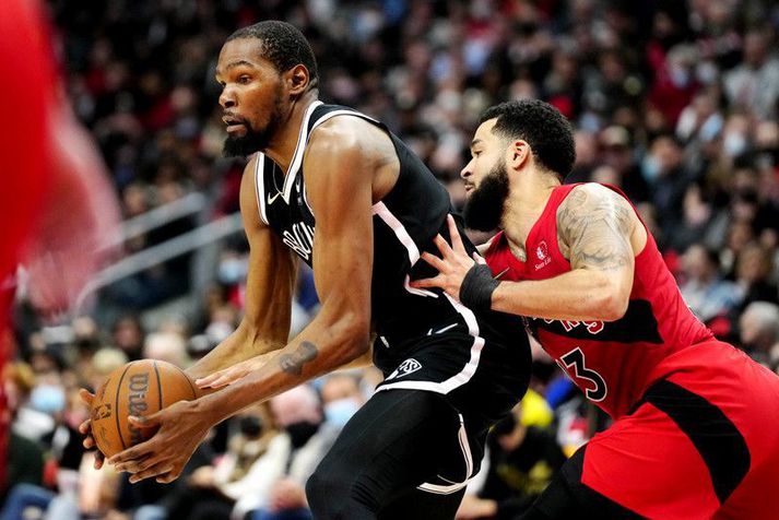 Kevin Durant með boltann í leiknum á móti Toronto Raptors en Fred VanVleet er til varnar.